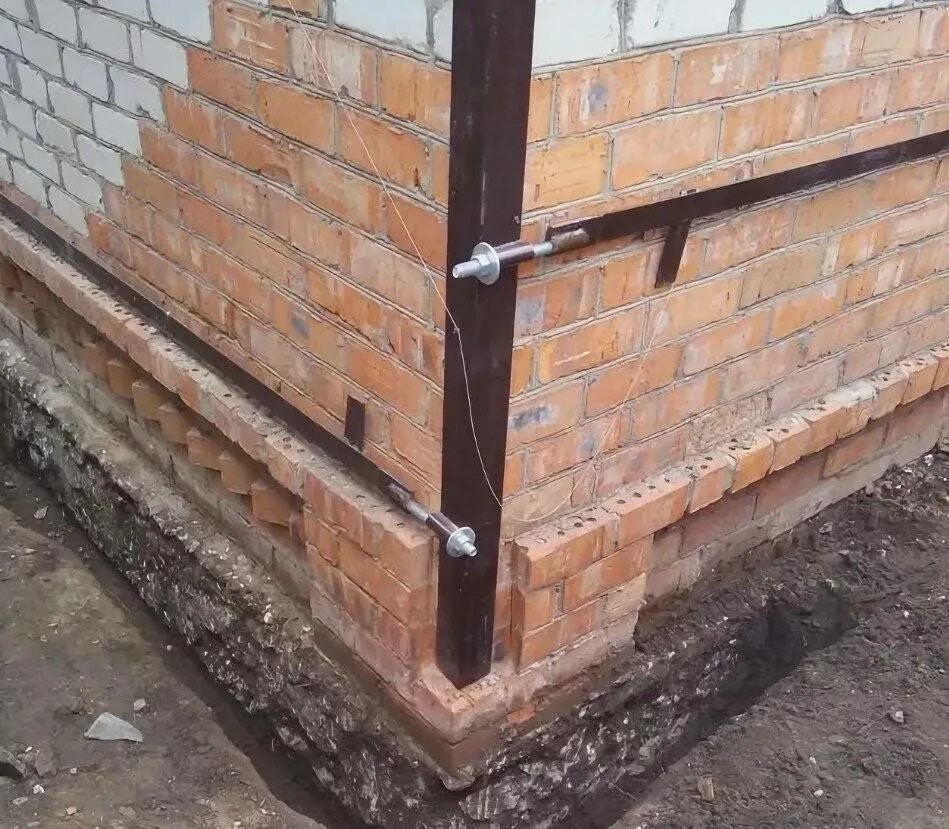 Восстановление фундамента. Укрепить угол. Усиление кирпичных стен стальными обоймами. Армирование свайно ленточного фундамента. Усиление фундамента.