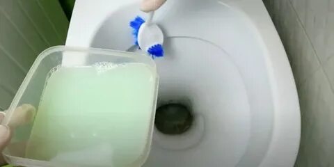 Чистить унитаз уксусом