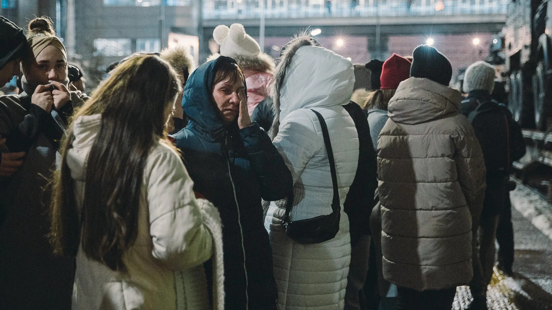 Люди уезжают из России. Человек на вокзале потерялся. Российская актриса волонтер. 22 29 ноября