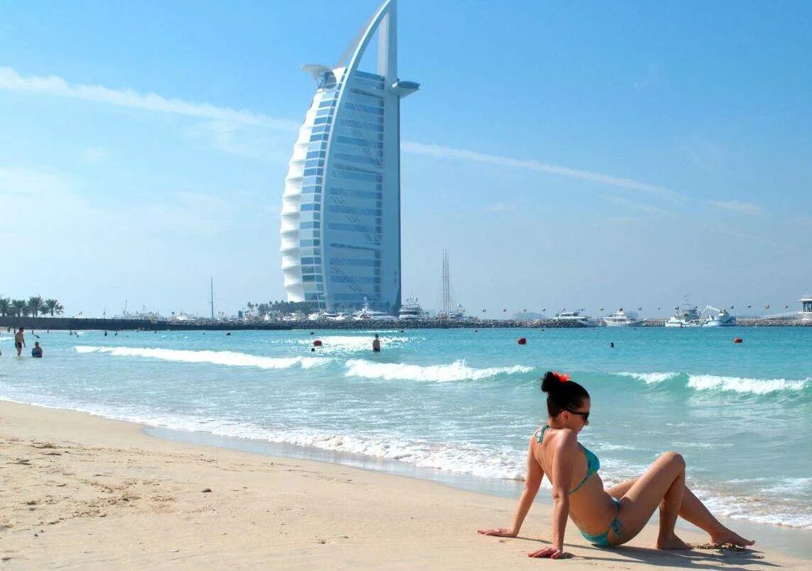 ОАЭ Шарджа море. Абу Даби пляжи. Арабские эмираты пляж. Туристы в Дубае.