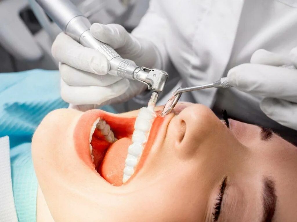 Профессиональная чистка зубов у стоматолога. Профгигиена полости рта Air Flow. Профгигиена зубов ультразвуком. Профгигиена (ультразвук + Air-Flow). Ультрозвуковая проф гигиена.
