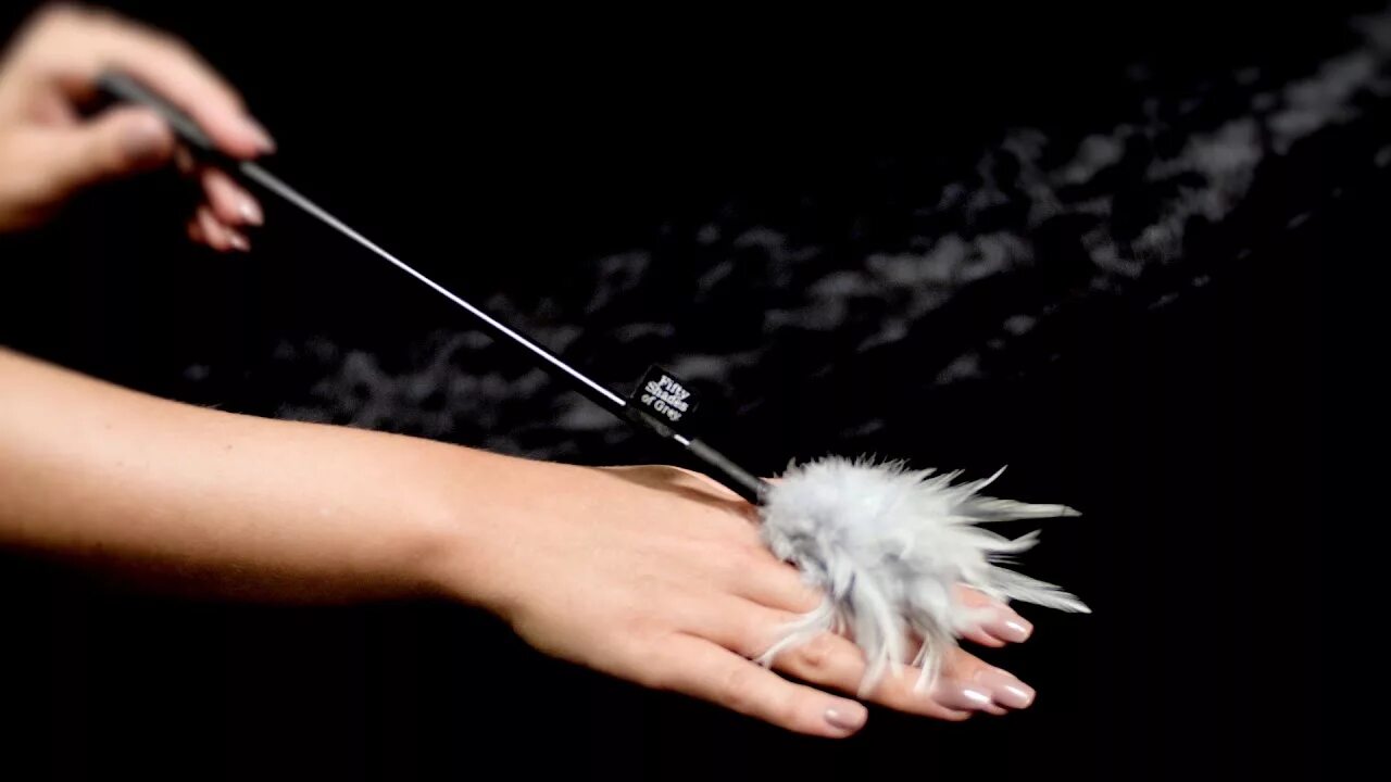 Перо для щекотания. Связанные ноги. Щекотка девушек пером и руками. Щекотка девушек пером и руками. Щекотка девушек пером и руками.