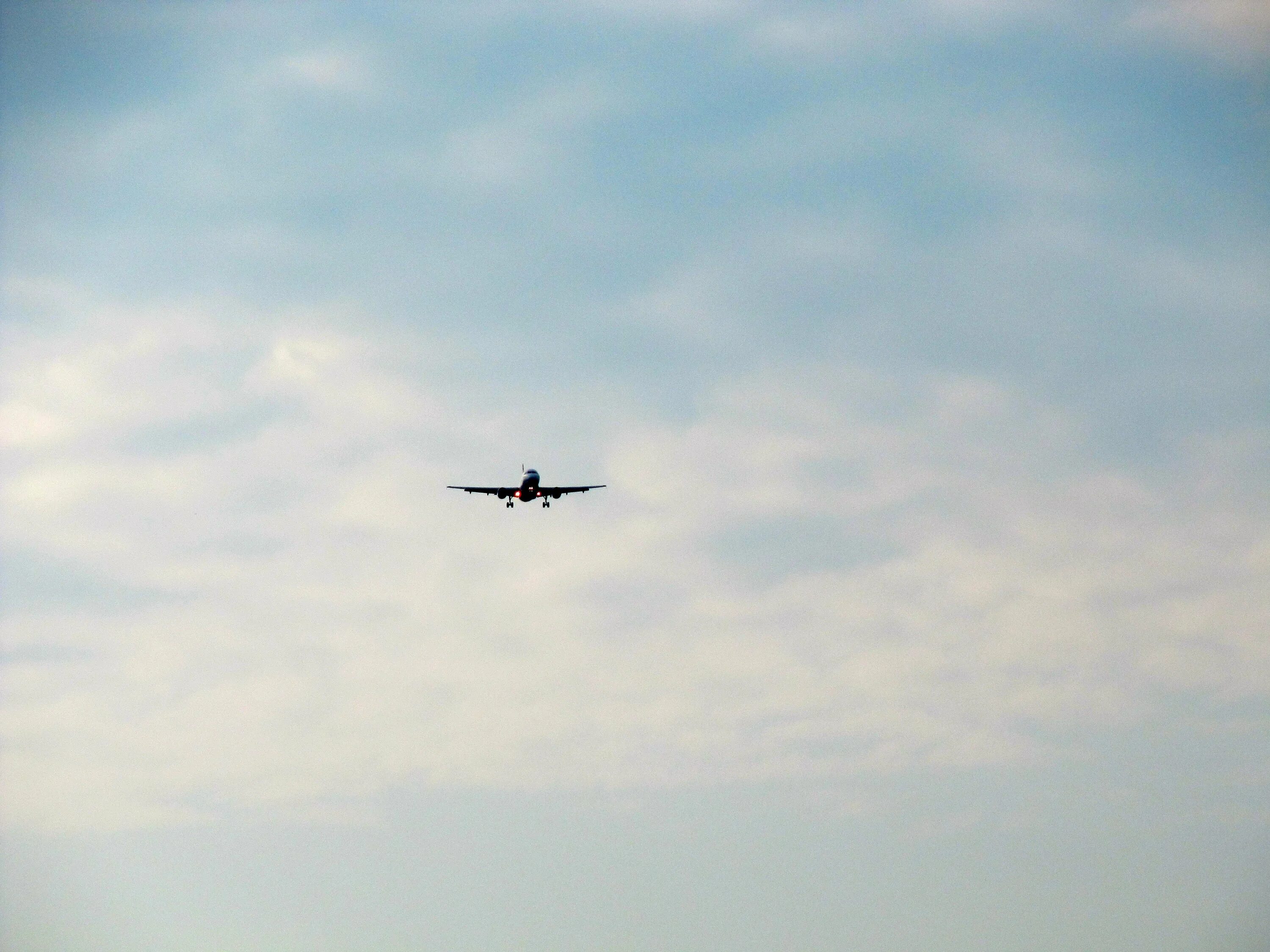 Самолет в небе. Самолет вдалеке. Самолет в далеке. Небо с самолетом вдалеке.