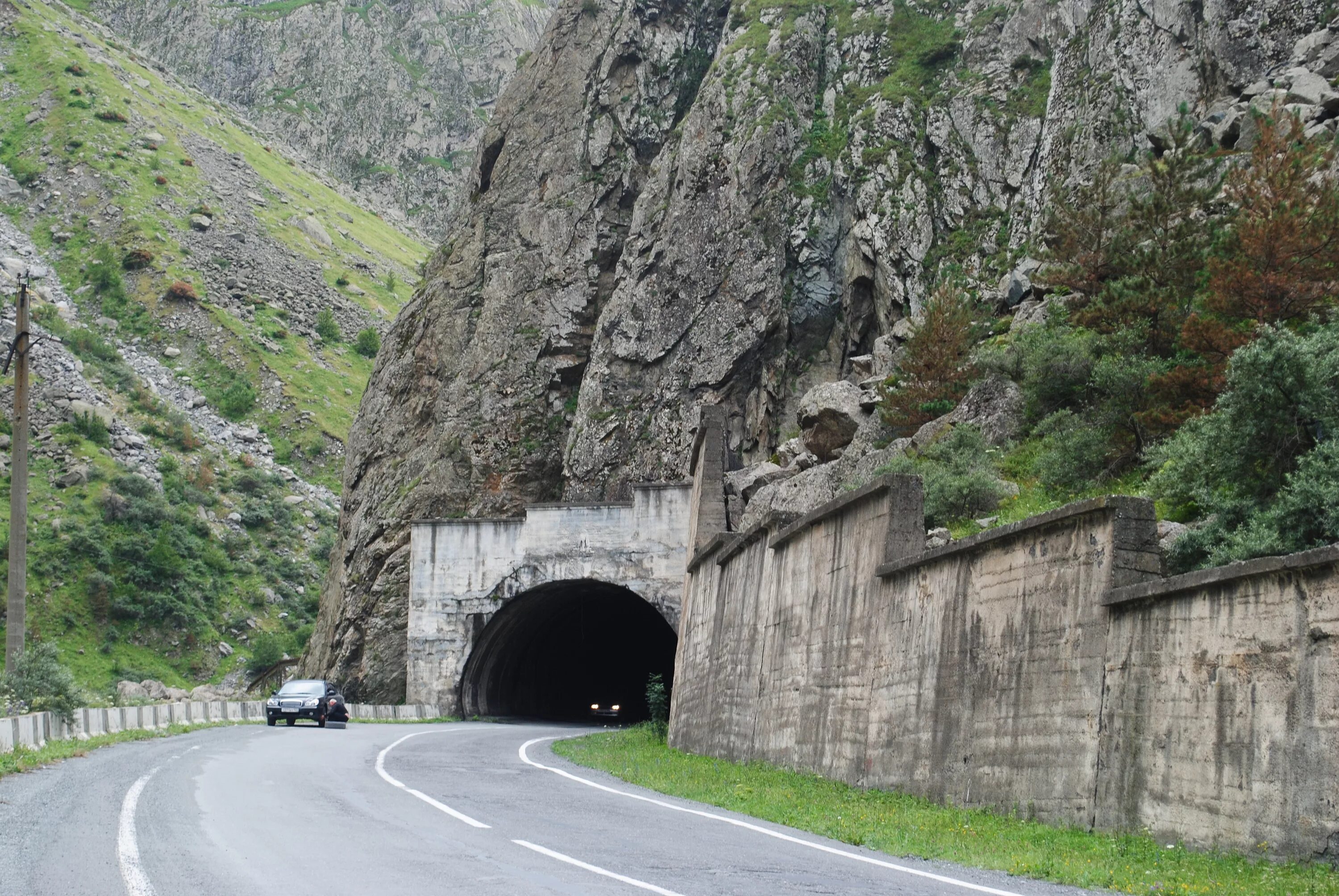 Военная дорога название. Грузия верхний Ларс серпантин. Верхний Ларс ущелье. Южная Осетия Рокский тоннель серпантин. Серпантин Грузия дорога.