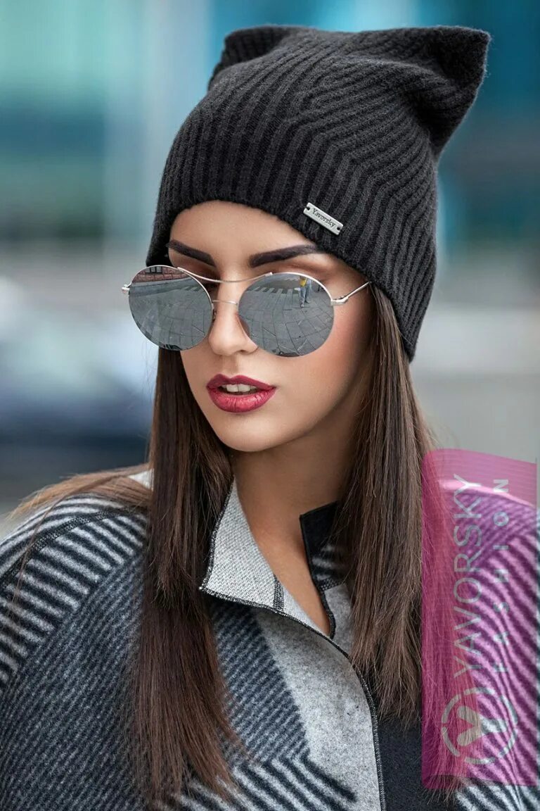 Какая шапка в моде 2023 осень. Кара делевинь 2023. Какая шапка в моде 2023 осень. Шапка женская. Модные шапки.