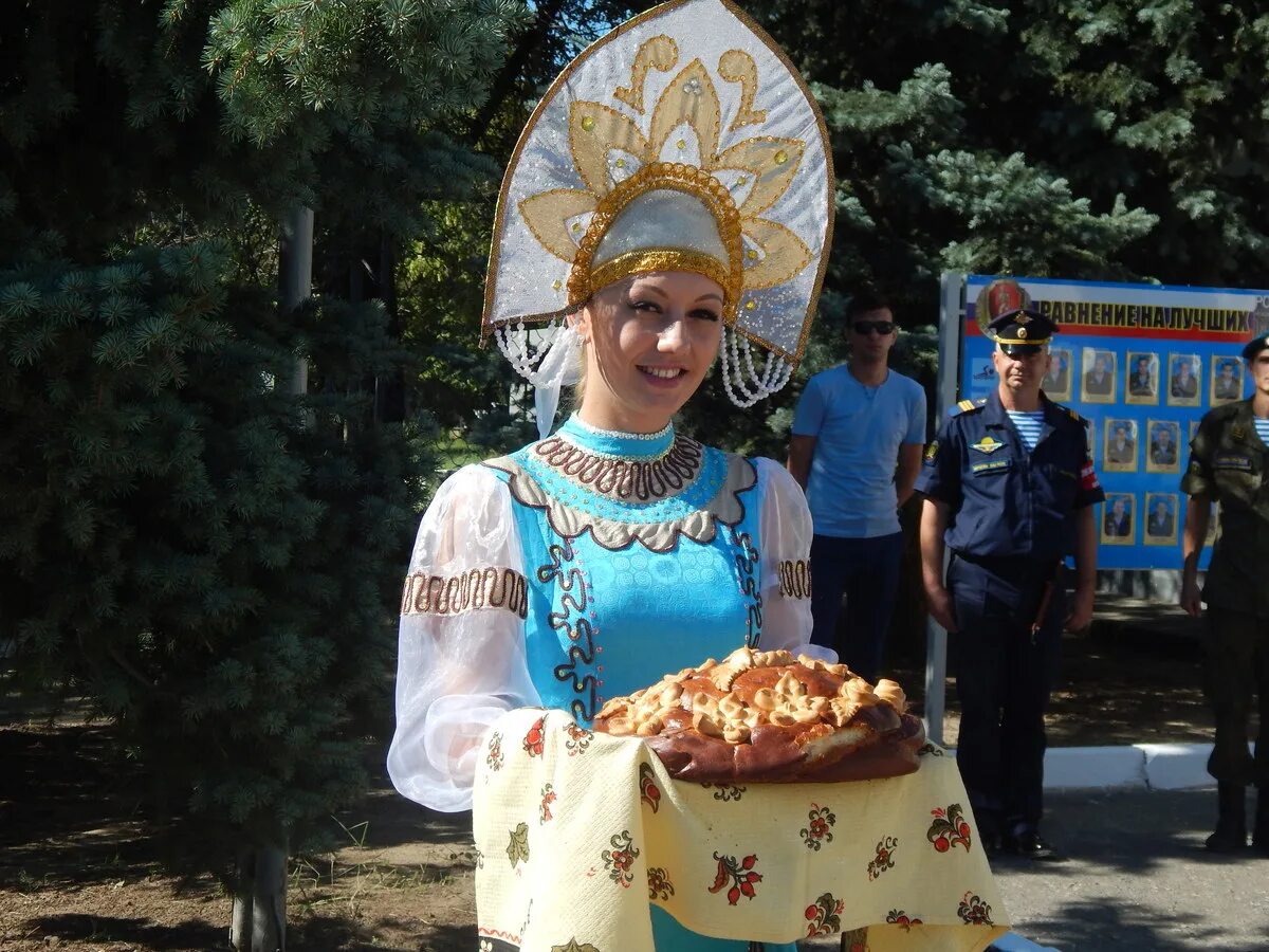 Хлеб соль встреча гостей. Встреча с хлебом и солью. Хлеб да соль. Казаки с хлебом солью. Почему встречали хлебом солью на руси