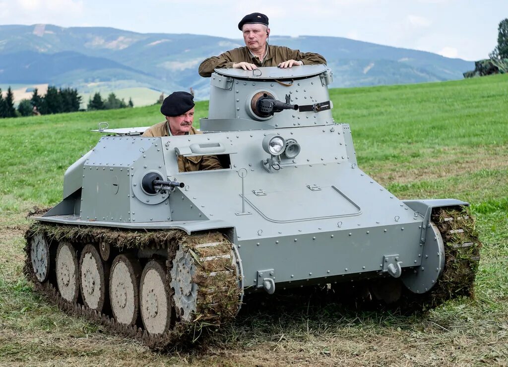 Čkd ah-iv (r-1) авиармор. Ah-iv r-1 танк. Румынский танк r-1. Карден-ллойд танкетка. Румынский танк r-2.