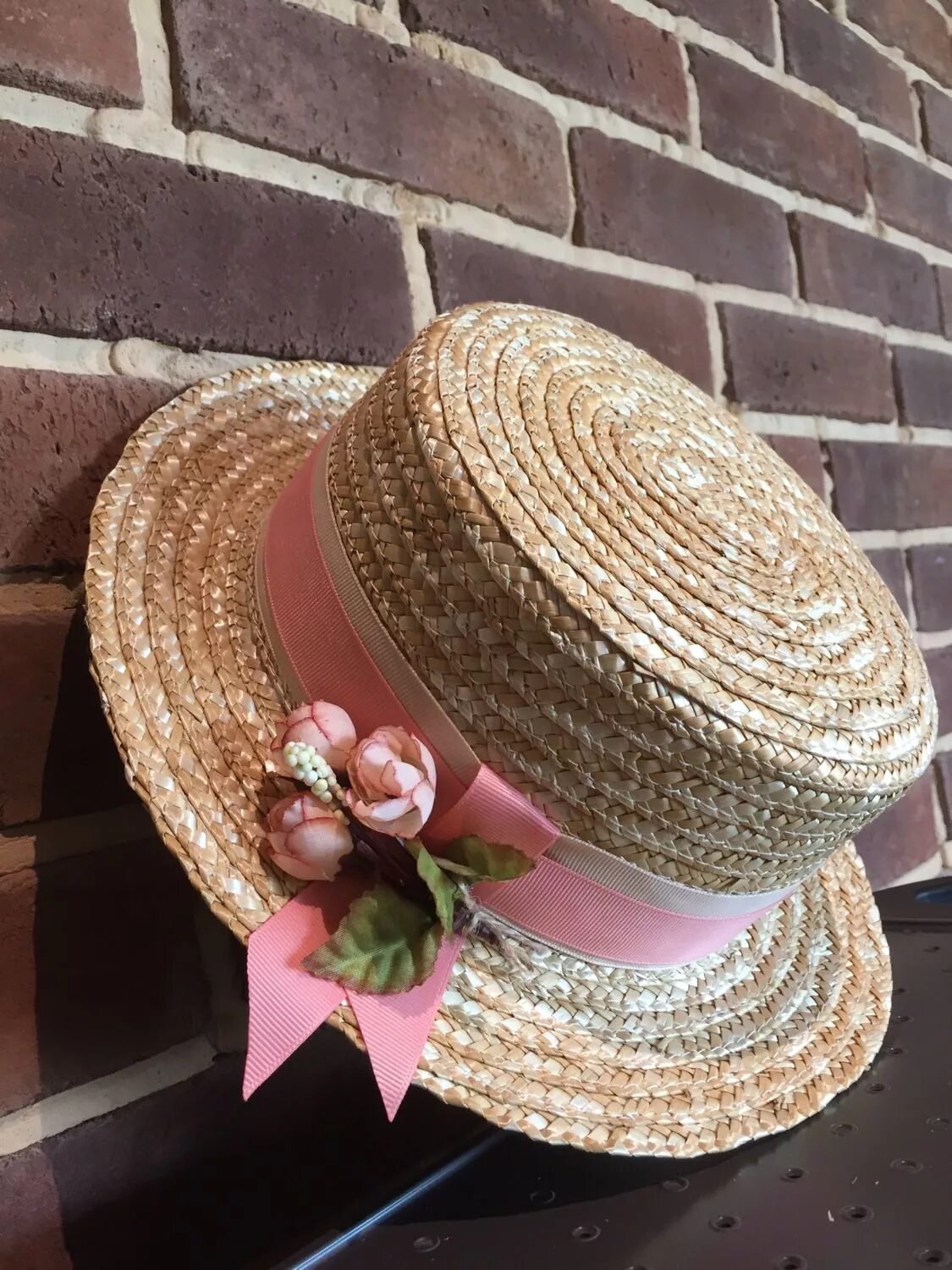 Как украсить шляпку. Соломенная шляпа. Соломенные шляпки для женщин. Соломенная шляпа с цветами. Шляпка из соломы.