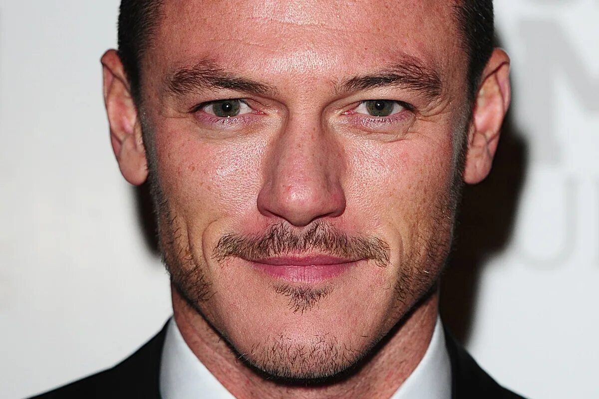 Luke evans. Люк Эванс. Люк Эванс Luke Evans. Люк Эванс глаза. Люк Эванс 2023.