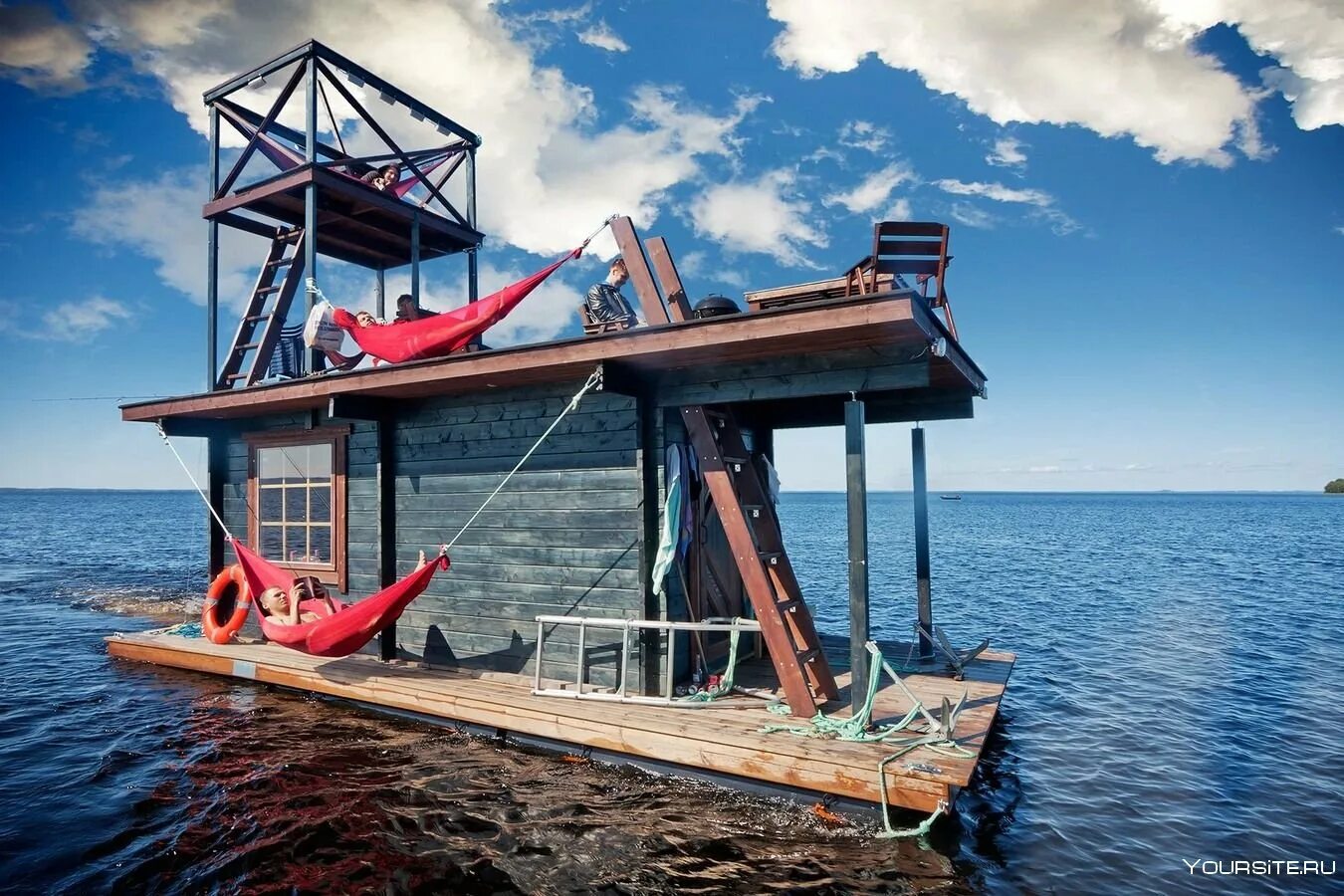 Яхта плот. Домик на воде. плавучий дом. домик на плоту. плавающий дом на воде.