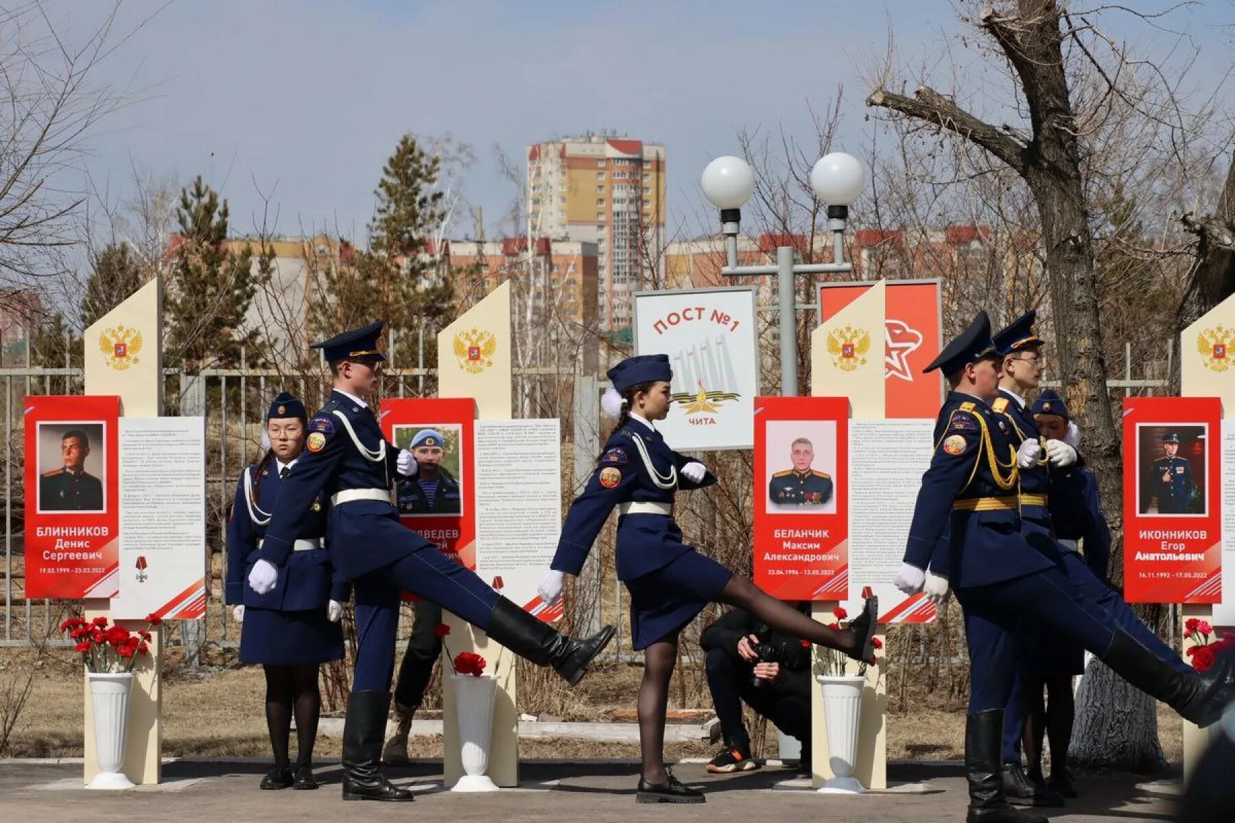 Города герои надпись. Эч чита экскурсия. Город героев афиша. Город героев 2 трейлер. Города герои эмблема.
