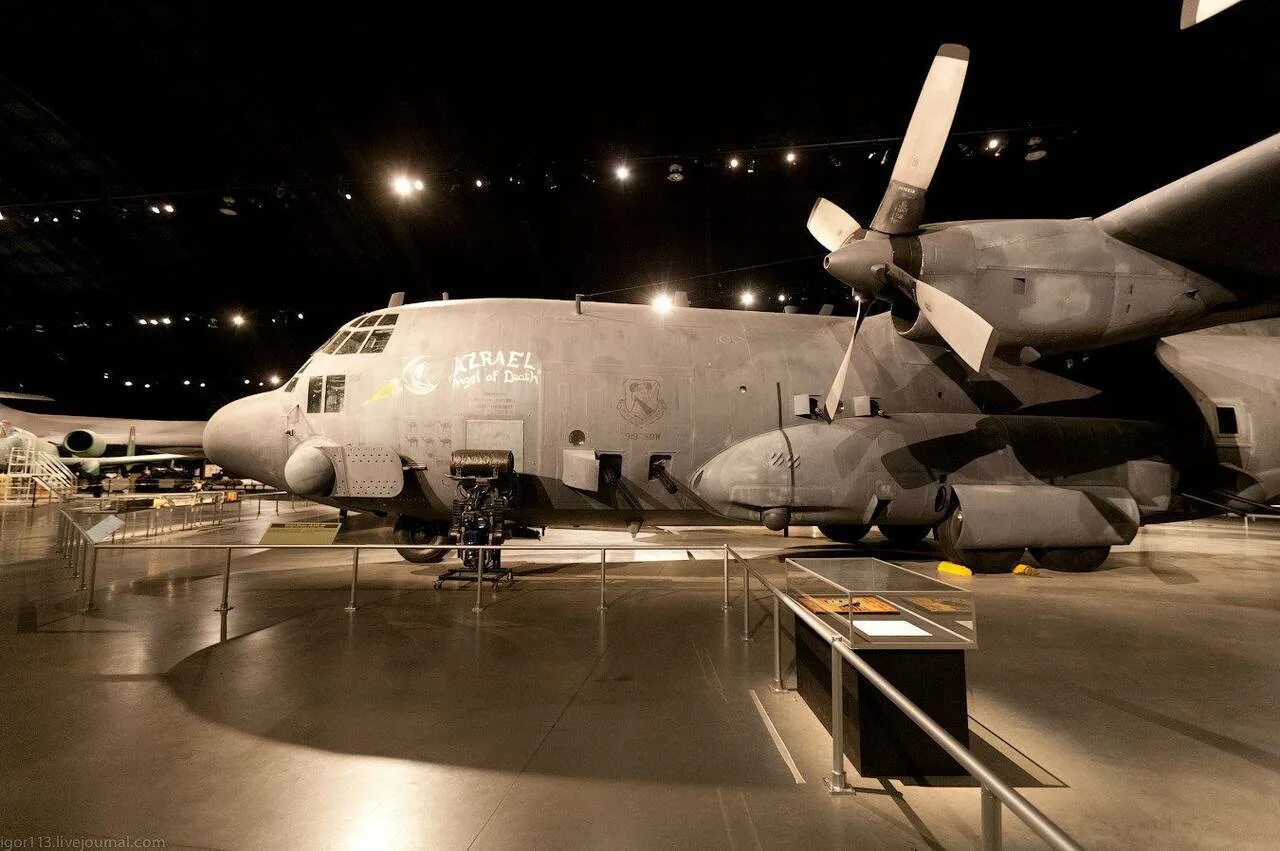 130 spectre. Lockheed AC-130 Spectre. Летающая батарея Lockheed AC-130. Самолёт AC 130 Spectre. «Ганшип» АС-130 «спектр».