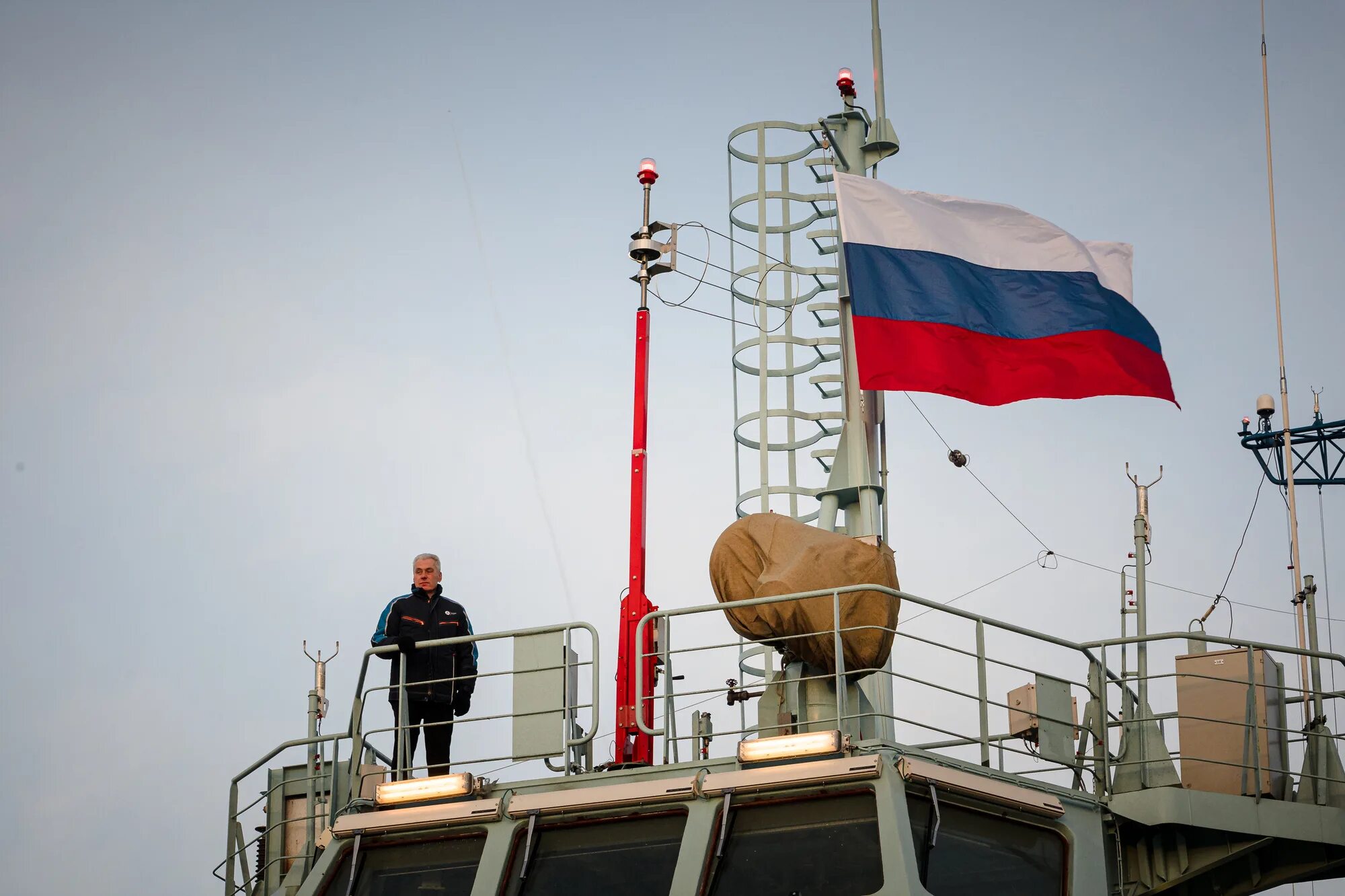 Государственный флаг судна. Флаг России на судне. Флаг России судовой. Плавающее под российским флагом судно. Гос флаг на судах РФ.