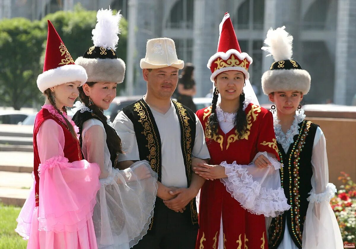Pin by Marinik on Traditional costumes Costumes traditionnels in 2021 Fashion, A