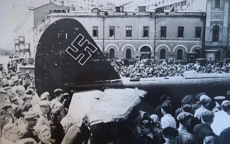Первый налет на москву. Бомбардировка Москвы 22 июля 1941. Первый налёт немецкой авиации на Москву в 1941. Бомбардировщик Юнкерс на площади Свердлова 1941. Бомбардировки Москвы в 1941 году.