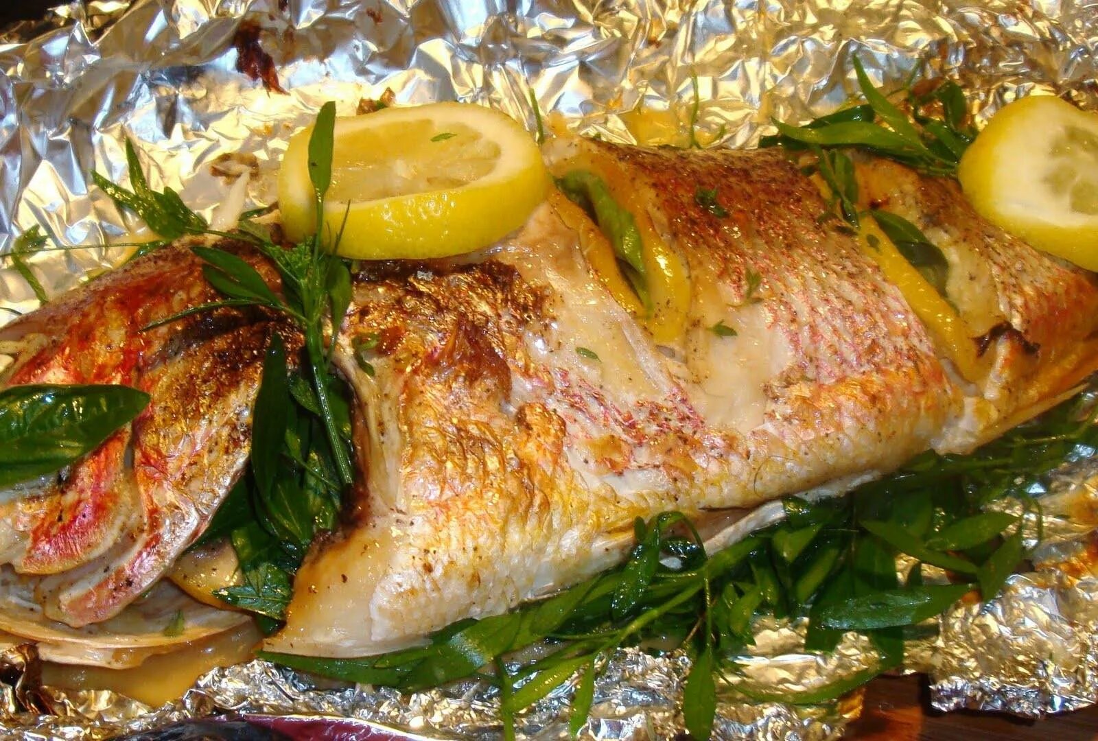 Рецепт приготовления рыба с овощами. Рыба в духовке. Рыба запеченная в духовке. Рыба в фольге. Рыба запеченная в фольге.