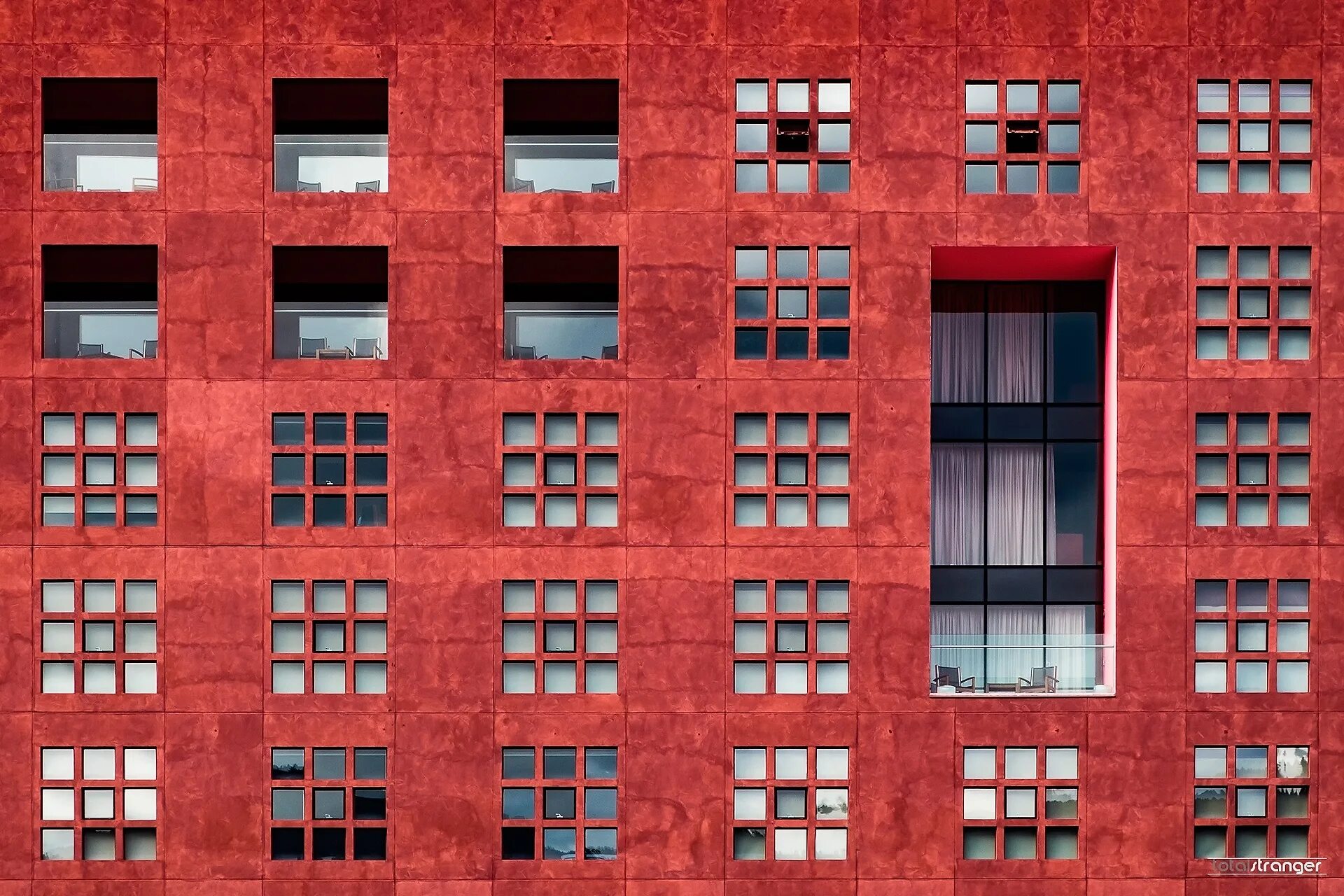 Город стена красная. Текстура фасада здания. Многоэтажный дом. Красный многоэтажный дом. Многоэтажный дом окна.