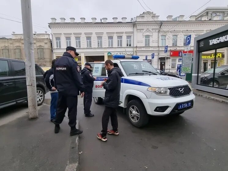 В Екатеринбурге полицейские спасли из горящего дома мужчину и его собаку 14 дека