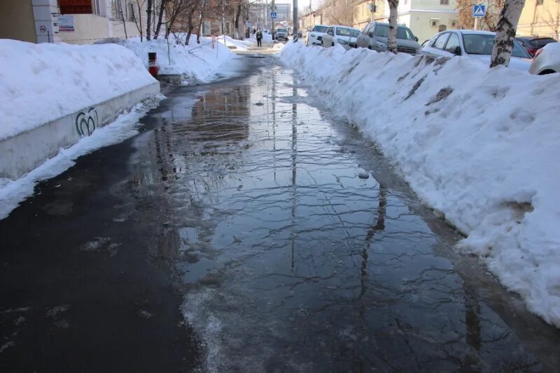 Обстановка в саратове на сегодня. Весенняя оттепель в городе. Засыпанный снегом тротуар. Февраль оттепель в городе.