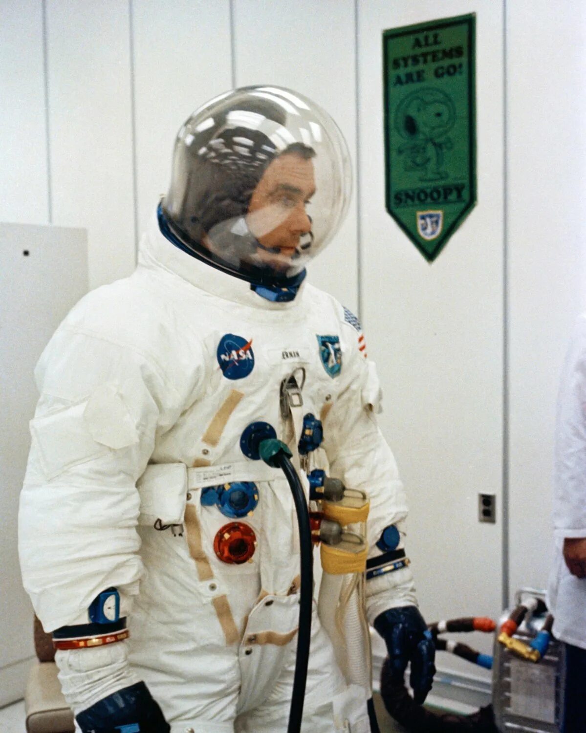 Космонавт no 8. Скафандр Аполлон 11. Gene Cernan Apollo 10. Юджин Сернан последний человек на Луне. Аполлон 17 Юджин Сернан.