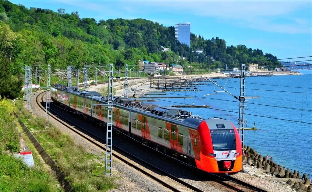 Анапа адлер ласточка купить. Железная дорога Ласточка Туапсе Краснодар. Железная дорога Туапсе Адлер. Туапсе-Сочи железная дорога вдоль моря. Электропоезд Ласточка Анапа Адлер.