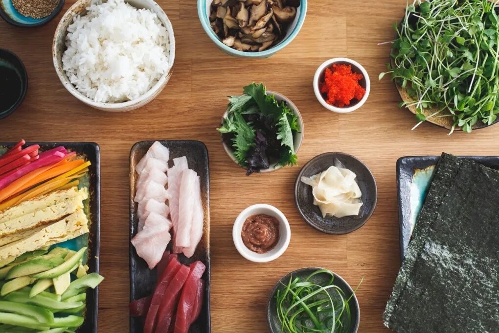 Подобранные ингредиенты. Ингредиенты для суши. Японская кухня Ингредиенты. Продукты для японских роллов. Ингредиенты для суш и ролл.