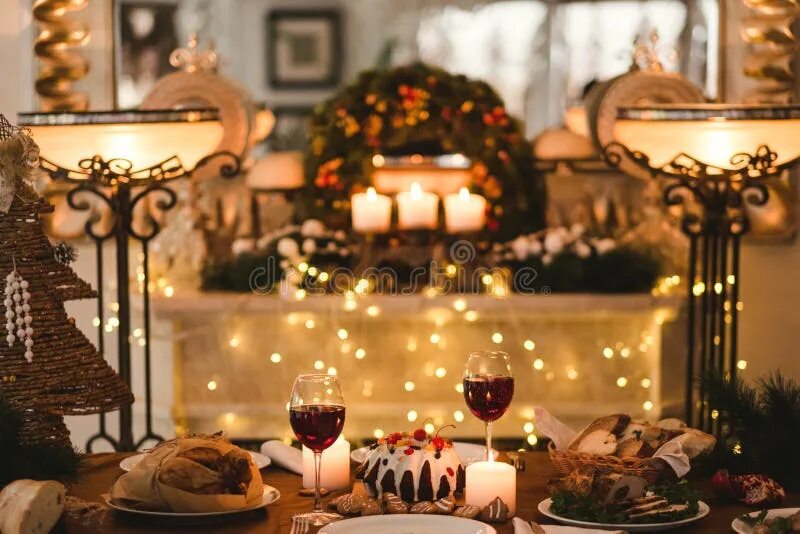 Праздничный стол на новый год. Festive. Рождественская ярмарка эстетика. Рождественский стол. Рождество семья.
