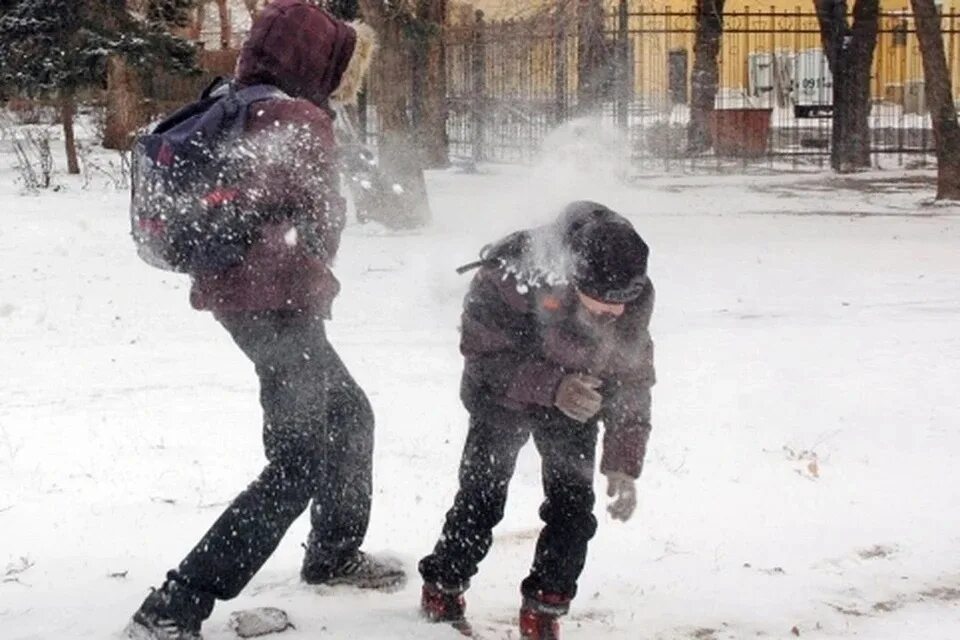 Снежком в глаз. Снежок с глазами. Ребенок после игры в снежки.