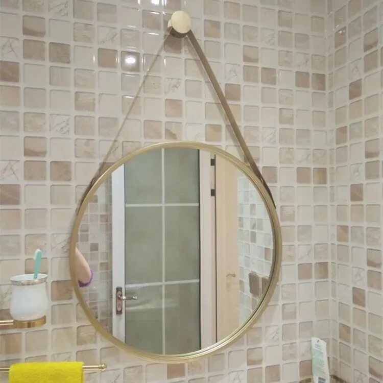 Подвесное зеркало для ванной. Зеркало для ванной комнаты. Круглое зеркало в ванную. Круглое зеркало в ванной комнате. Зеркало настенное в ванную комнату.