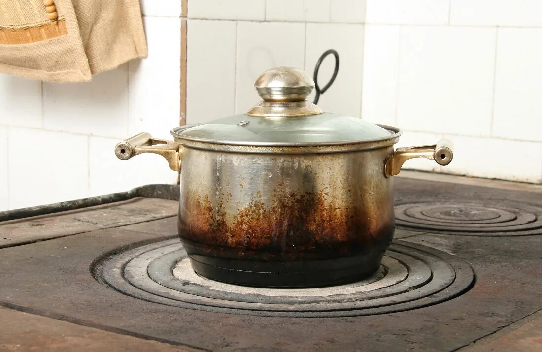 Cooking pot. Старая кастрюля. Грязная кастрюля. Старая алюминиевая кастрюля. Пригоревшая кастрюля из нержавейки.