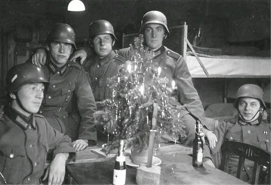 Новый год военного времени. Немецкие солдаты новый год. Вермахт Рождество. Вермахт новый год. Новый год на фронте немцы.