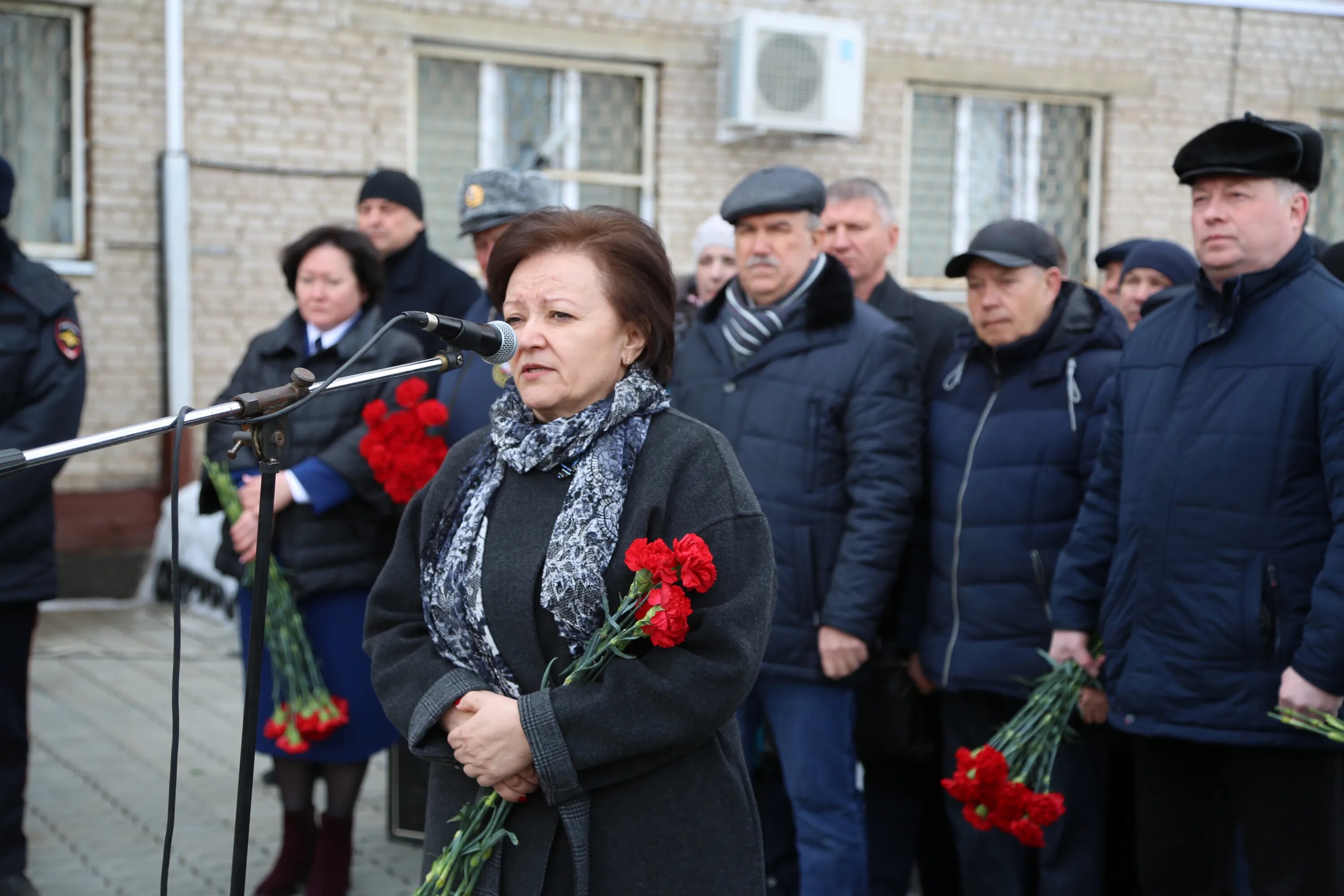 Нижнекамск новости на сегодня происшествия. В Нижнекамске простились. Прощание с военным в Нижнекамске.