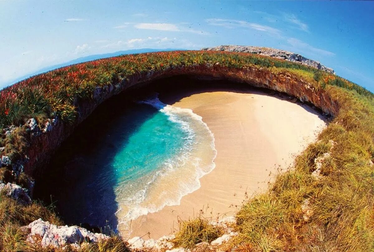 Amazing around. Остров Мариета скрытый пляж Мексика. Скрытый пляж в Пуэрто-Вальярта Мексика. Плайя дель Амор Мексика пляж. Плайя-дель-Амор скрытый пляж острова Мариета Мексика.