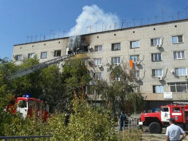 Горит общежитие. Пожар общежитие советский район. пожар в волжском. волжский горело общежитие. сгорела общага в волгограде.