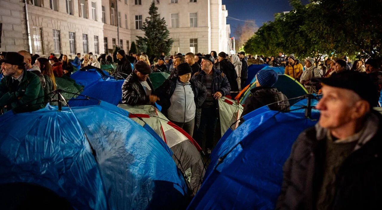 Новости молдовы сегодня за 24. Протесты в Молдове. Митинги неправительственных организаций. Убирают палатки протестующих в Кишиневе. Митинг в Кишиневе 30 октября.