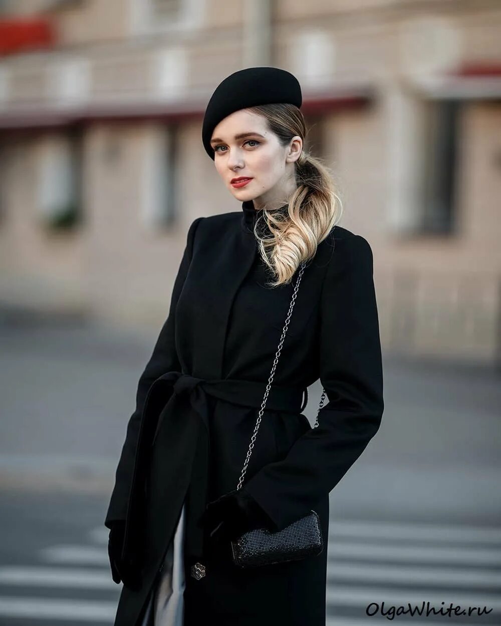 Одежда французов. Парижский Гаврош стиль. Берет с пальто. Пальто и шляпа. Элегантный образ.