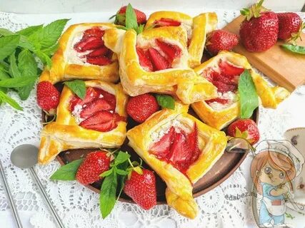 Слоеное с клубникой