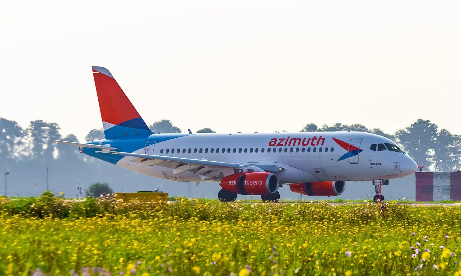 Самолет азимут уфа. Sukhoi ssj 100 азимут. Самолет азимут уфа. Азимут авиакомпания суперджет 100. Ростовские авиалинии.