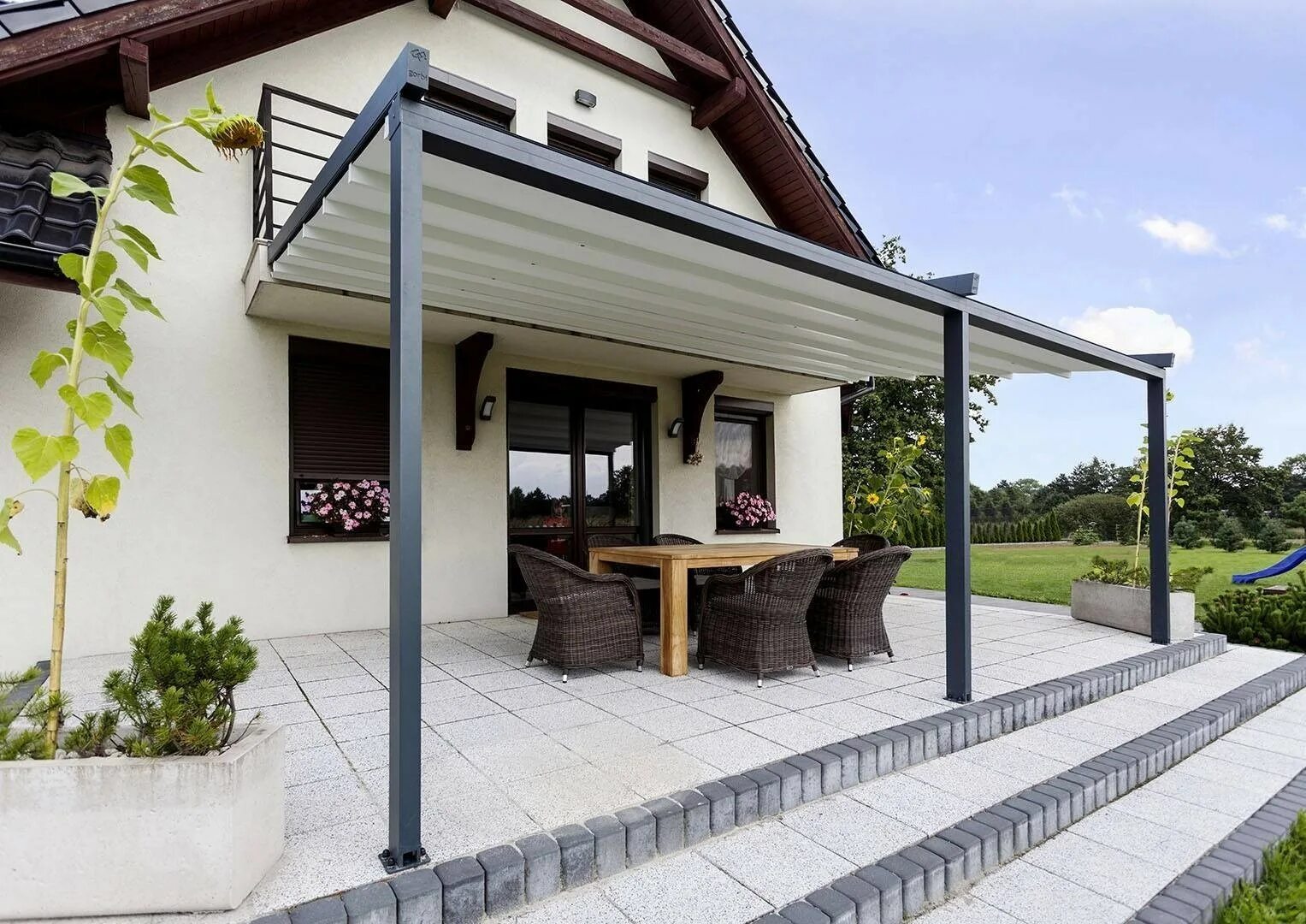 Патио с односкатной крышей. Навес веранда к дому. Крыша веранды. Патио с навесом. Терраса над домом.