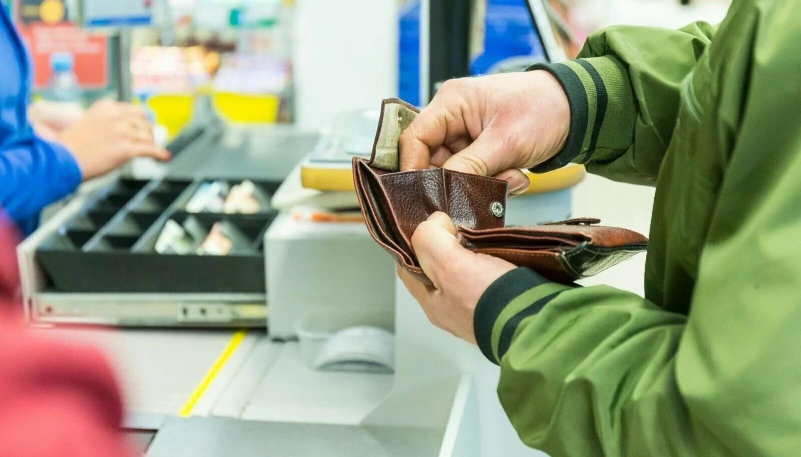 Получает плату за сдачу в. Выплата денег. Зарплата. Оплата наличными в магазине. Квартира деньги.