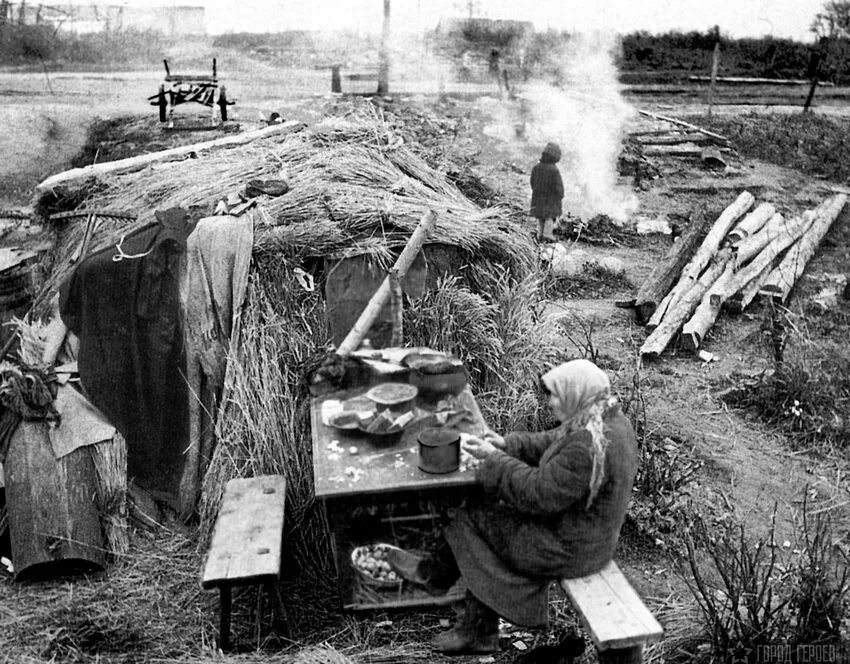 Землянка военных лет. Разрушенная деревня 1945 ВОВ. Солдаты в землянке ВОВ 1941-1943. Деревня Микуличи Брагинский района в годы войны 1941-1945. Сожженные города и деревни в ВОВ 1941-1945г.