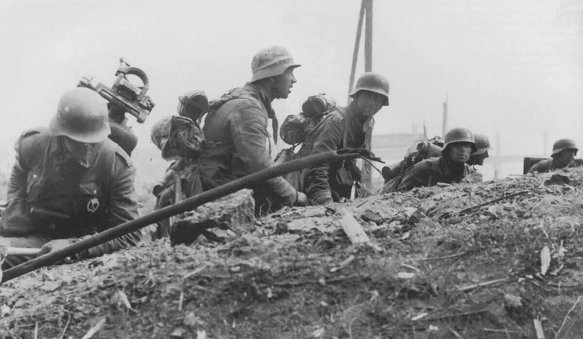 Солдаты вермахта 1942 год Сталинград. Немецкая пехота атакует 1941. Сталинградская битва осень 1942.