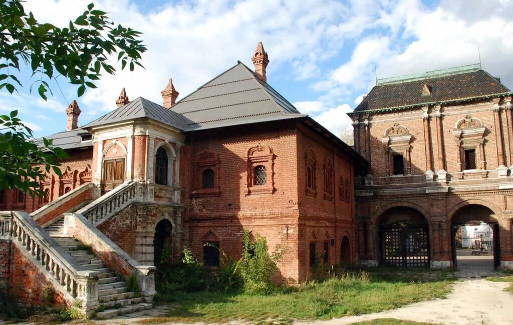 Мужской монастырь около крутицкой набережной. Крутицкое подворье панорама. За садовым кольцом недалеко от московского подворья. За садовым кольцом недалеко от московского подворья. Крутицкое подворье в москве.