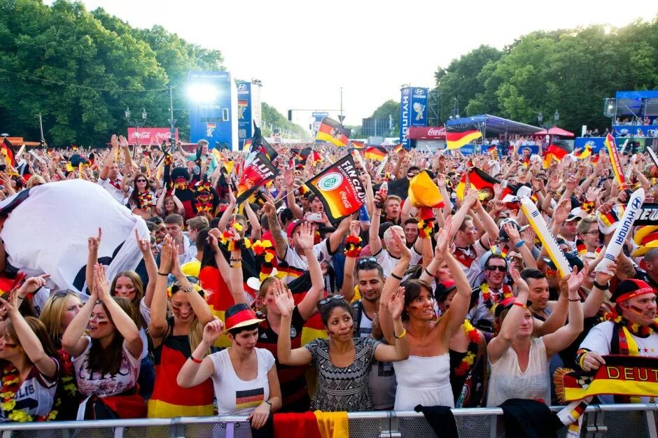 Германия берлин люди. Жители германии. Марафон берлин. Толпа в берлине. Берлин с птичьего полета.