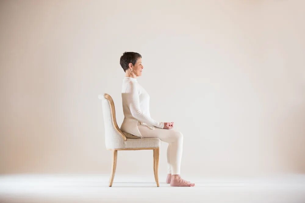 Your meditation. Стул для медитации. Поза для медитации на стуле. Медитация сидя на стуле. Человек медитирует на стуле.