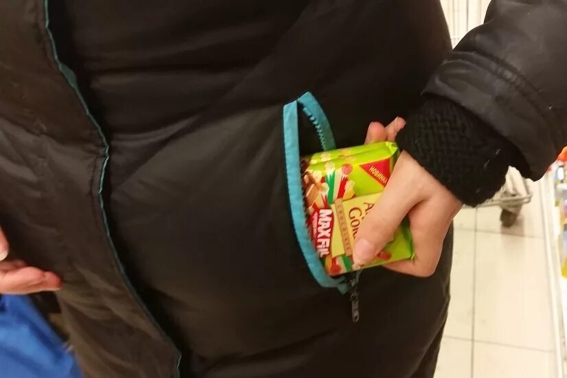 Кража продуктов в магазине. Кража продуктов из магазина. Кража из магазина. Украл продукты из магазина. Что воруют в супермаркетах.