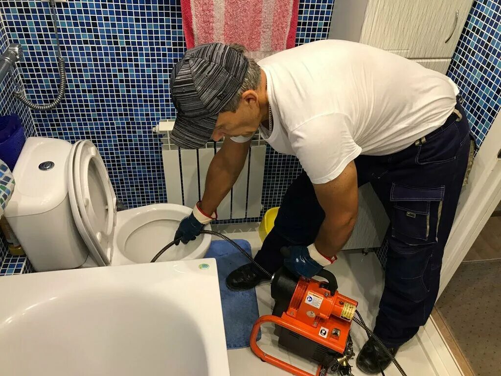 засор в трубе. прочистка засоров канализации. прочистка канализации в доме. механическая прочистка канализации. прочистка сантехники.