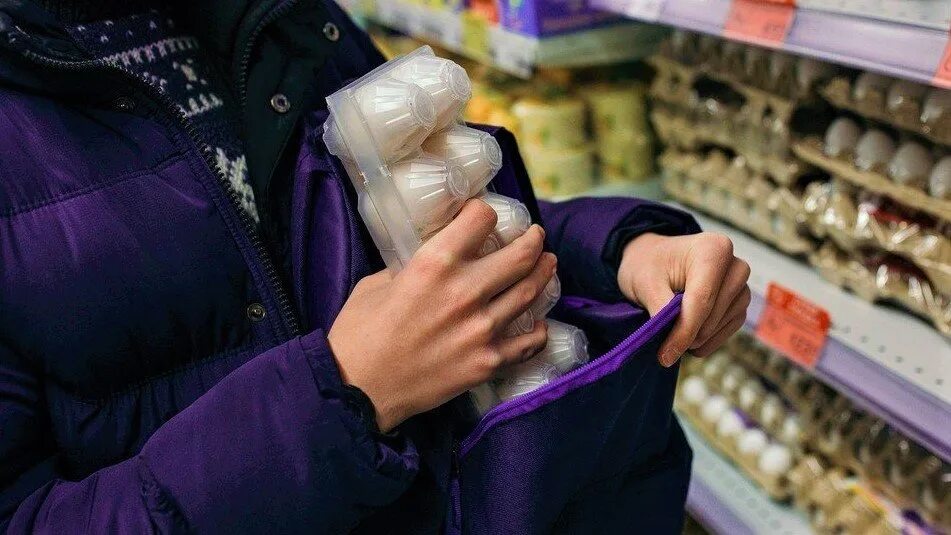 Воровство в магазине. Кража в магазине. Воровство продуктов. Украл продукты из магазина. Воровку в подсобке магазина