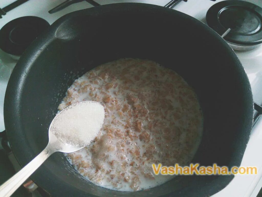 Кастрюля для паровой бани. Кастрюли от убегания молока. Кастрюля с кашей. Подогреть кашу. Кастрюля в кастрюле водяная баня.