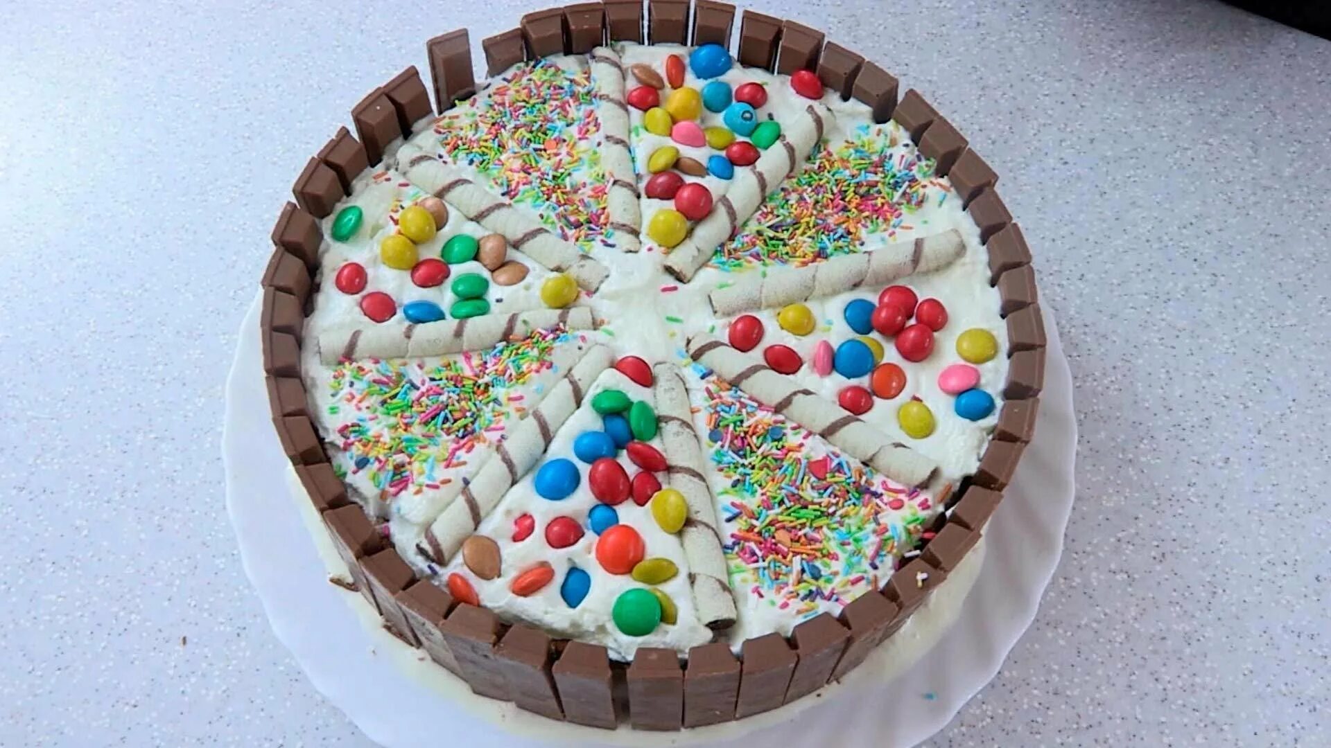 Как украсить готовую. Как засахарить фиалки для украшения торта. Как украсить готовую. Украшение торта вафельными трубочками. Украсить бисквитный торт.